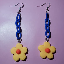 Load image into Gallery viewer, Chunky Floral Earrings
