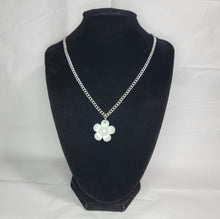 Load image into Gallery viewer, Simple Flower Choker

