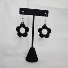 Load image into Gallery viewer, Simple Daisy Earrings
