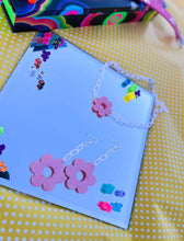 Load image into Gallery viewer, Chunky Daisy Earrings
